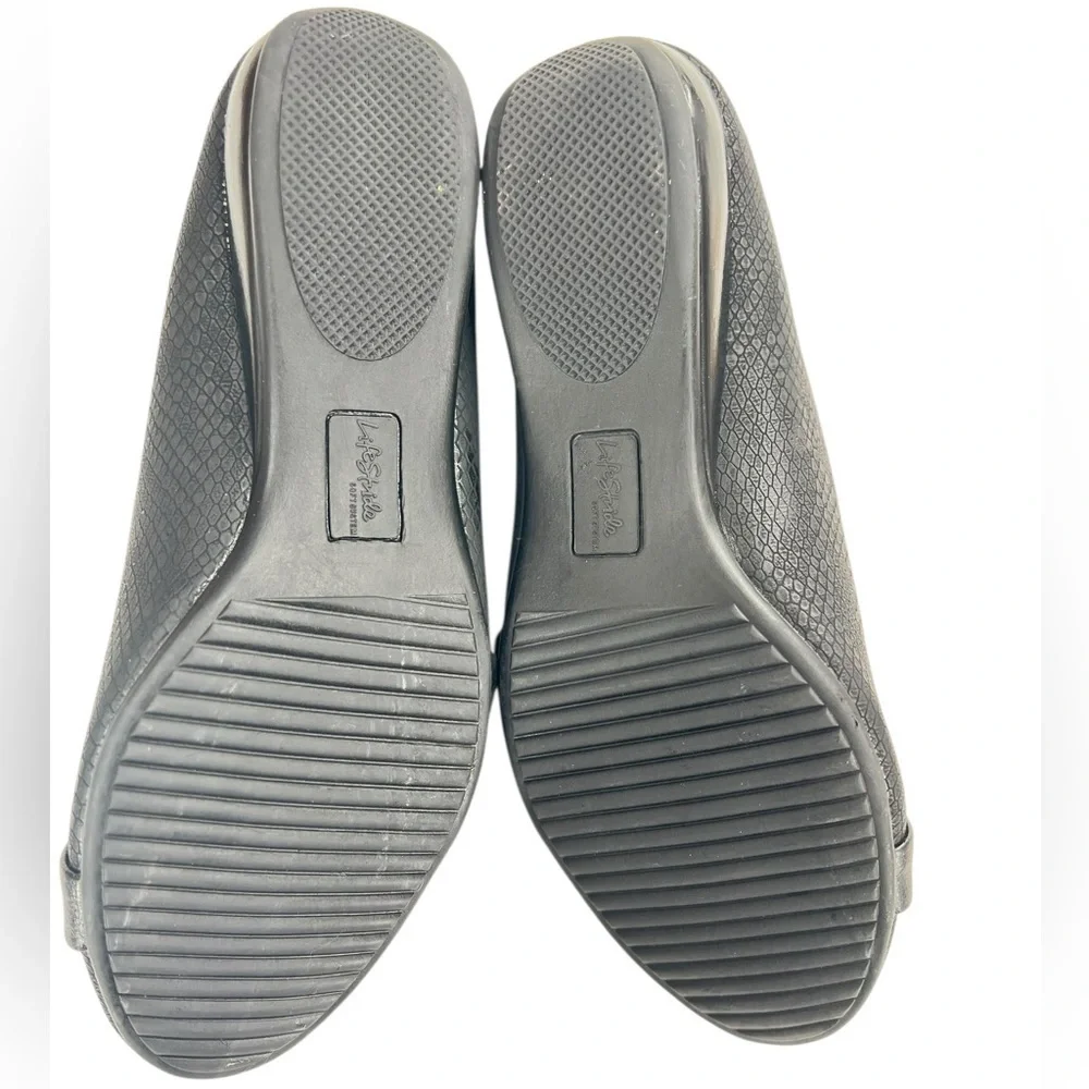 Life Stride Black Flats with Crossover Detail Size 6.5 Like New No Box